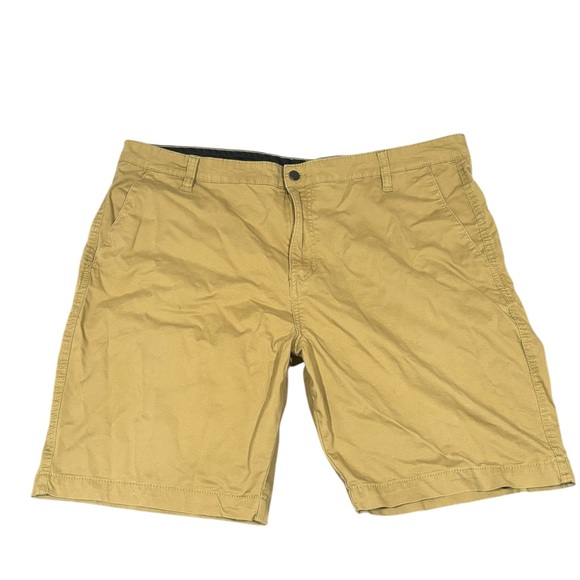 Volcom Men’s Khaki 9inch Shorts Size 40 Used - Picture 1 of 9